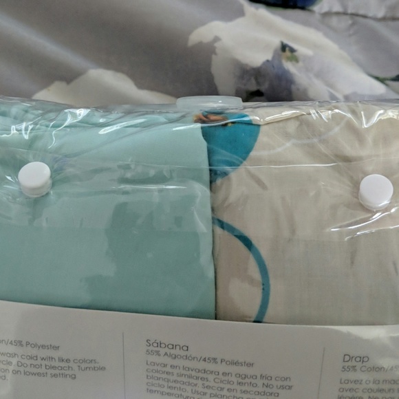 Brand new crib sheets - Picture 3 of 4